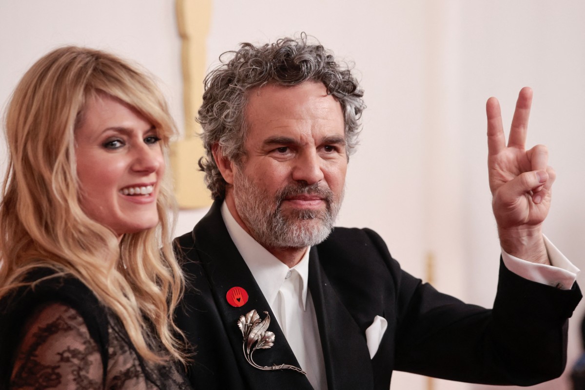 (From L)Sunrise Coigney and US actor Mark Ruffalo attend the 96th Annual Academy Awards at the Dolby Theatre in Hollywood, California on March 10