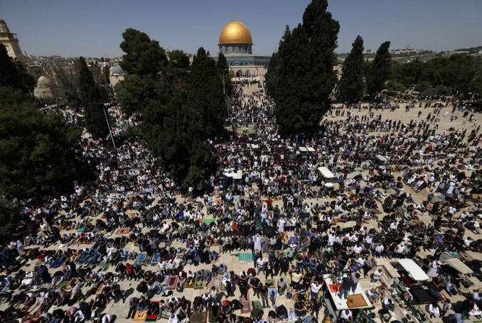 Al-Aqsa Mosque – 200,000 Palestinians Gather for Tarawih despite Israeli Restrictions