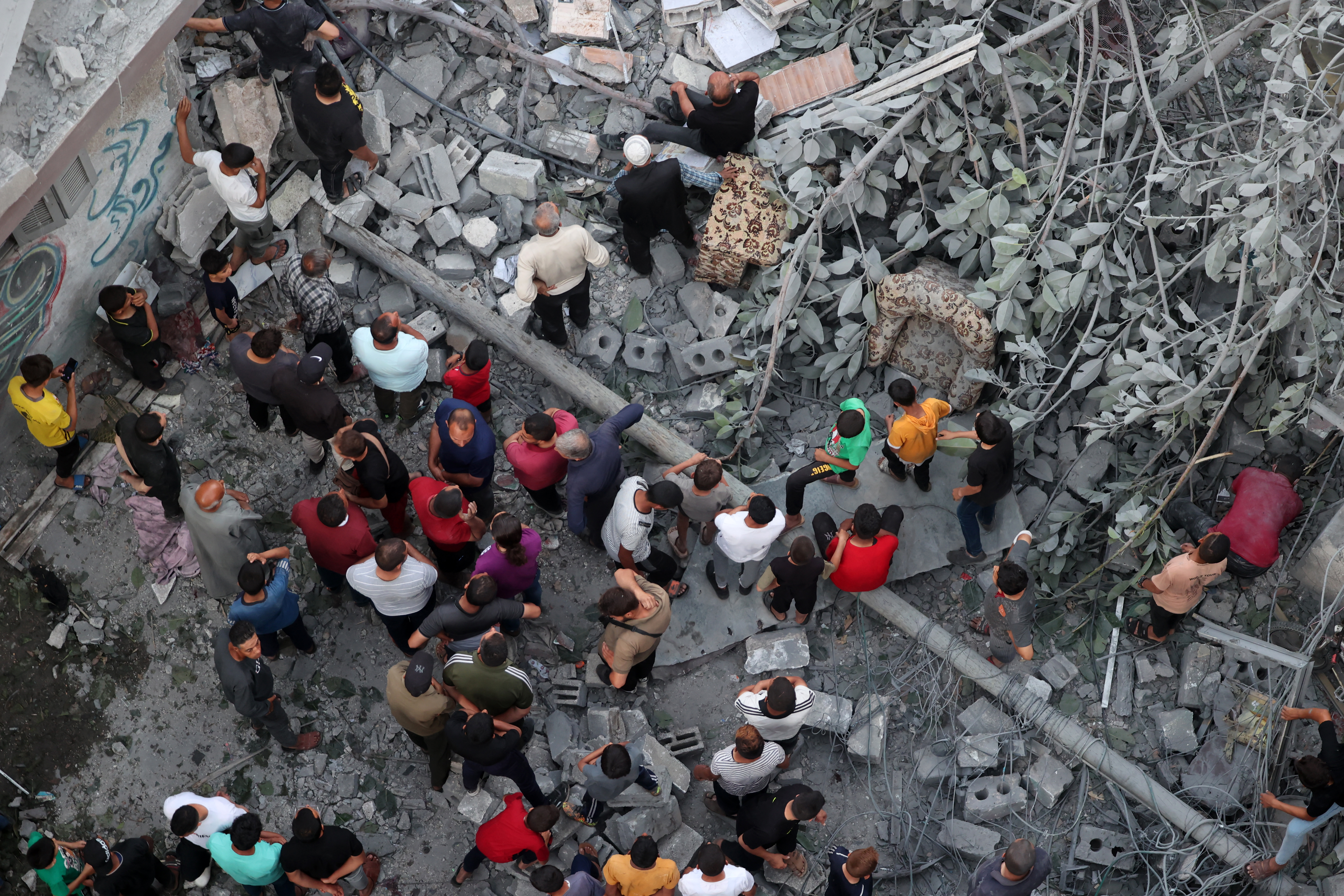 TOPSHOT - Palestinians search for survivors at the site of an Israeli strike on the Al-Daraj neighbourhood in Gaza City on May 24, 2024, amid the ongoing conflict between Israel and the militant Hamas group. (Photo by Omar AL-QATTAA / AFP)
